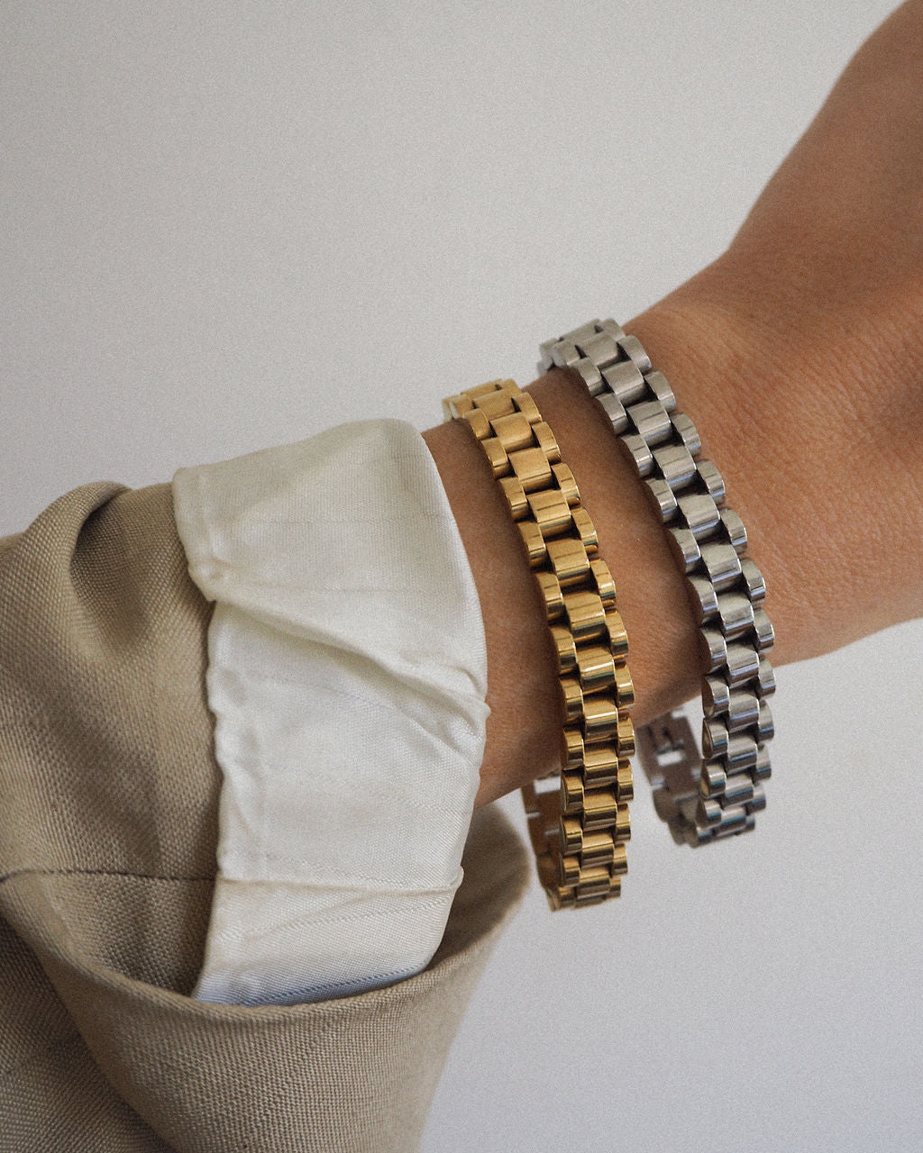 Pulseira Timepiece - Ouro 18K em uso | SILLENE
