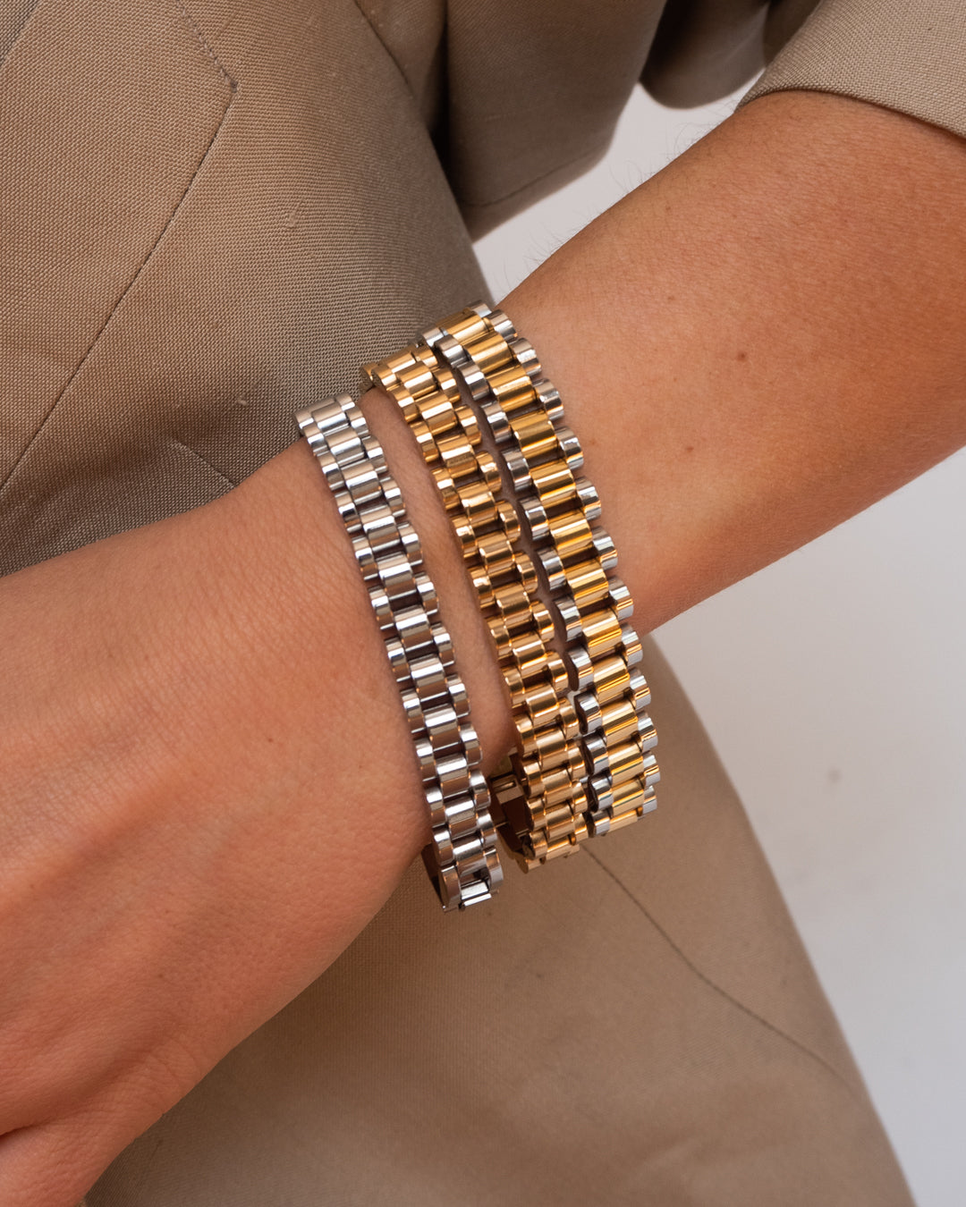 Pulseira Timepiece - Ouro 18K em uso | SILLENE