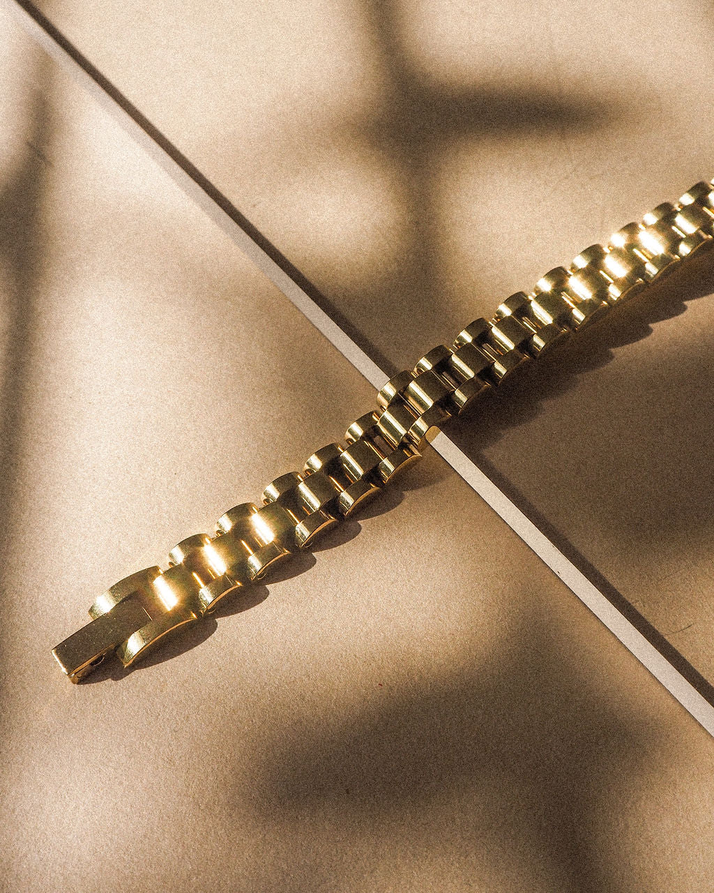Pulseira Timepiece - Ouro 18K em uso | SILLENE