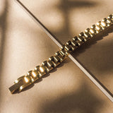 Pulseira Timepiece - Ouro 18K em uso | SILLENE