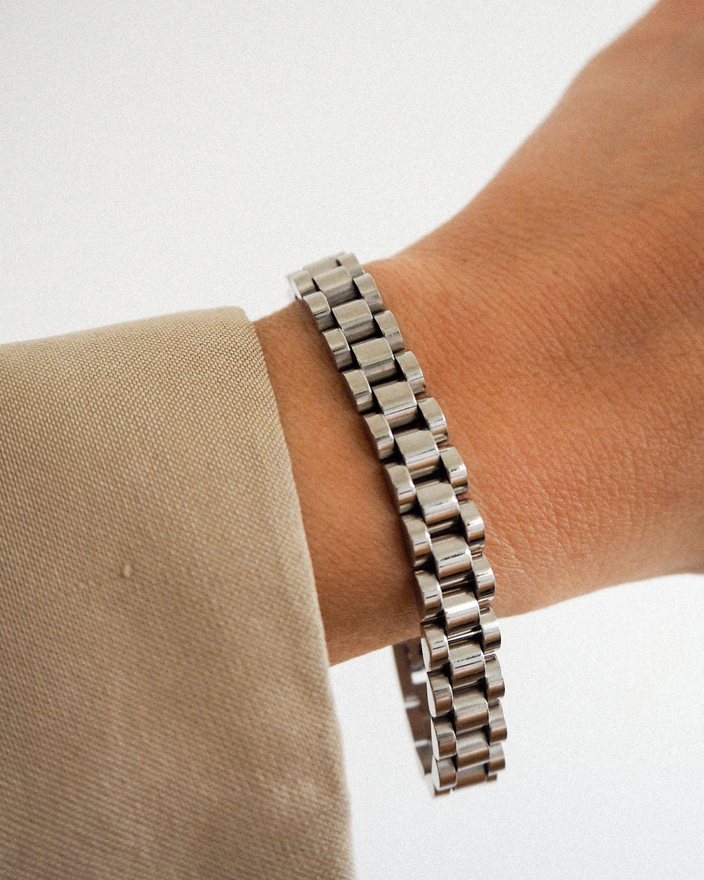 Pulseira Timepiece - Prata em uso | SILLENE